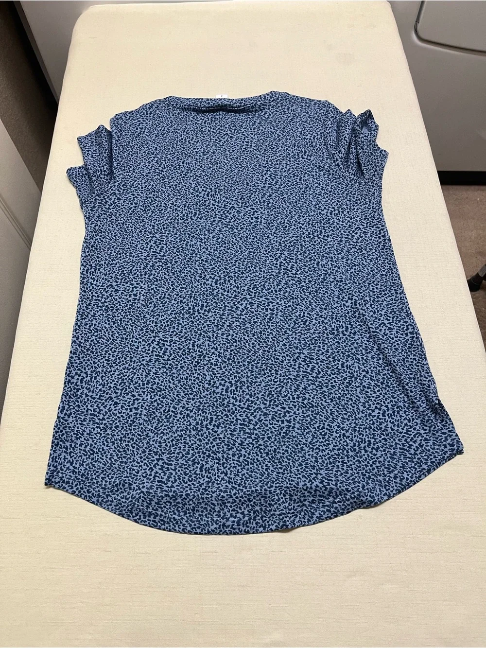 Athleta S blue cheetah print breezy scoop v-neck tee